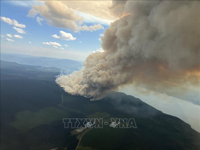 (Tư liệu) Khói bốc lên từ đám cháy rừng ở British Columbia, Canada. Ảnh: THX/TTXVN
