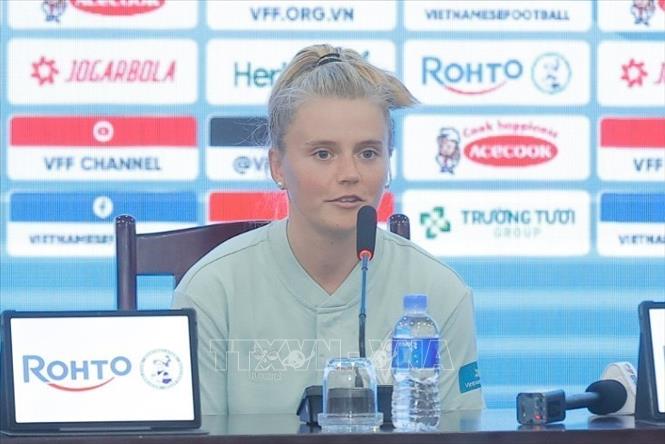 Đội trưởng CLB Werder Bremen Ricarda Walkling trả lời câu hỏi tại Họp báo. Ảnh: Minh Quyết - TTXVN