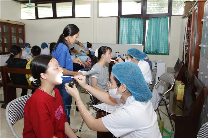 Các bác sĩ khám các bệnh răng miệng và thực hiện can thiệp nha khoa cho trẻ em Làng trẻ em SOS Hà Nội. Ảnh: Nguyễn Cúc - TTXVN
