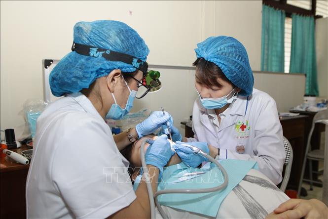 Các bác sĩ khám các bệnh răng miệng và thực hiện can thiệp nha khoa cho trẻ em Làng trẻ em SOS Hà Nội. Ảnh: Nguyễn Cúc - TTXVN