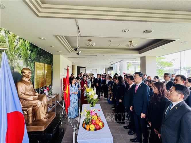 Các đại biểu dâng hương tưởng nhớ Chủ tịch Hồ Chí Minh. Ảnh: Phạm Tuân-PV TTXVN tại Nhật Bản