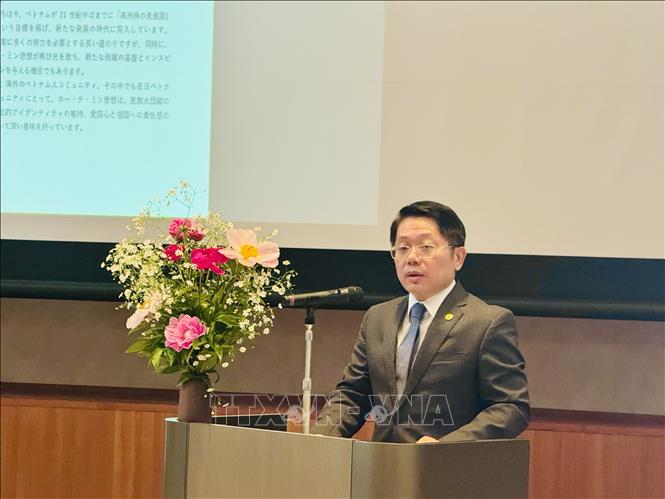 Tổng Lãnh sự Việt Nam tại Osaka Ngô Trịnh Hà trình bày tham luận. Ảnh: Phạm Tuân-PV TTXVN tại Nhật Bản