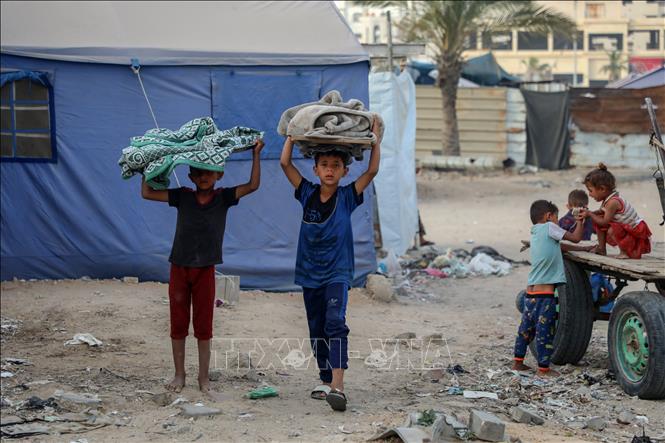 Các em nhỏ tại tại tị nạn ở Gaza ngày 13/5/2025. Ảnh: THX/TTXVN