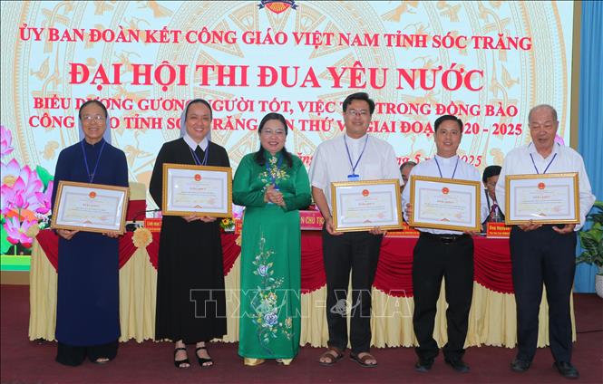 Phó Bí thư Thường trực Tỉnh ủy Hồ Thị Cẩm Đào tặng Bằng khen Chủ tịch UBND tỉnh Sóc Trăng cho các cá nhân có thành tích xuất sắc trong phong trào thi đua yêu nước. Ảnh: Tuấn Phi-TTXVN