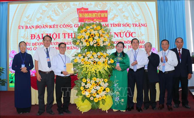 Lãnh đạo Tỉnh ủy, UBND tỉnh Sóc Trăng tặng hoa chúc mừng Đại hội. Ảnh: Tuấn Phi-TTXVN
