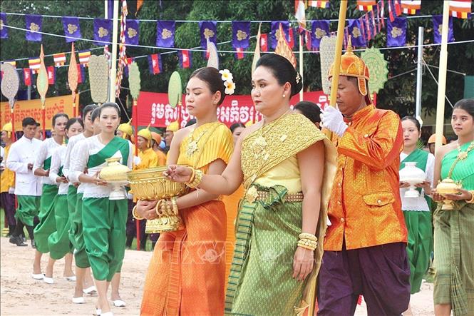 Bà Phat Sophanny, phu nhân Tỉnh trưởng Kampong Chhnang Sun Sovannarith, giữ vai trò “Preah Meahua” rải hạt giống mang tính biểu tượng bắt đầu vụ gieo trồng mới. Ảnh: Quang Anh - PV TTXVN tại Campuchia