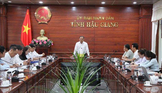 Ông Trần Chí Hùng, Phó Chủ tịch Ủy ban nhân dân tỉnh Hậu Giang phát biểu tại buổi làm việc. Ảnh: Nguyễn Hằng - TTXVN