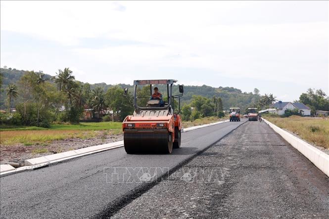 Tuyến đường bộ ven biển đang được đẩy nhanh thi công và giải ngân vốn đầu tư công trước khi kết thúc hoạt động của cấp huyện. Ảnh: Xuân Triệu - TTXVN