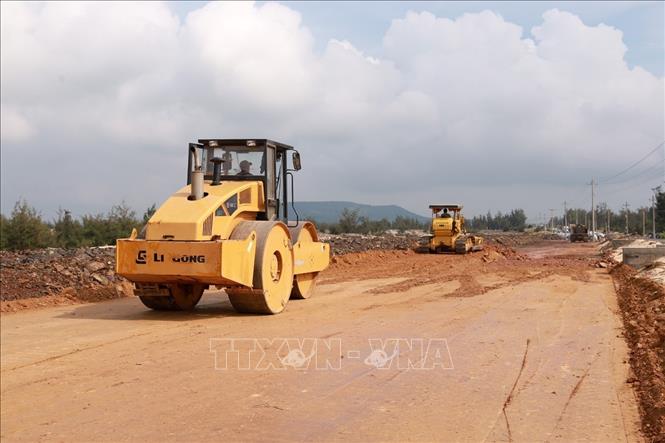 Cán bộ từ xã đến huyện đã bám sát cơ sở tập trung giải phóng mặt bằng đẩy nhanh tiến độ giải ngân vốn đầu tư công. Ảnh: Xuân Triệu - TTXVN