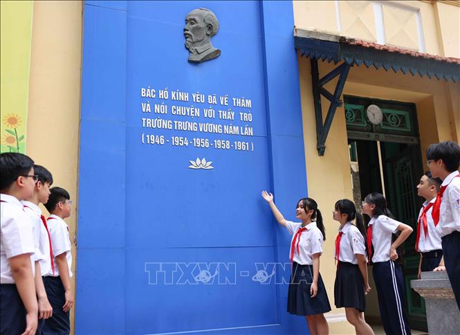 Chính giữa sân trường, bức tường xanh màu xanh hi vọng khắc ghi chân dung Người với dòng chữ “Bác Hồ kính yêu đã về thăm và nói chuyện với thầy trò trường Trưng Vương năm lần (1946-1954-1956-1958-1961)” là niềm tự hào của bao thế hệ cán bộ, giáo viên, học sinh nhà trường. Ảnh: Thanh Tùng - TTXVN