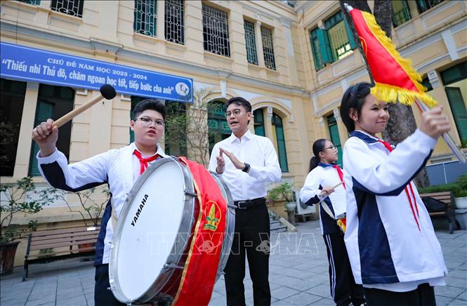 Thầy Đỗ Đức Mạnh - Giáo viên làm Tổng phụ trách Đội của Trường THCS Trưng Vương cho biết “Giáo dục truyền thống luôn là một trong các hoạt động trọng tâm trong chương trình công tác Đội và hoạt động năm học của nhà trường. Ảnh: Thanh Tùng - TTXVN