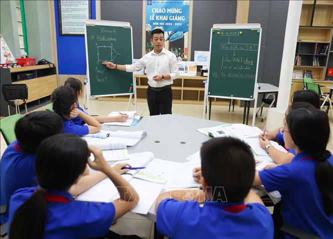 Tự hào với lịch sử của ngôi trường hơn trăm tuổi, mỗi thầy cô giáo trong ngôi nhà Trưng Vương luôn coi đó là động lực thiêng liêng để tiếp nối truyền thống, không ngừng đổi mới sáng tạo, dạy tốt, học tốt xứng đáng với niềm tin yêu Bác đã gửi gắm. Ảnh: Thanh Tùng - TTXVN