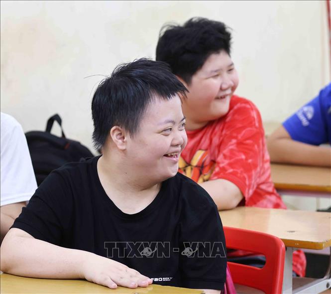 Khánh Linh (18 tuổi) đã tham gia lớp học được 5 năm nhưng mới chỉ biết tô nét chữ. Ảnh: Phương Hoa - TTXVN