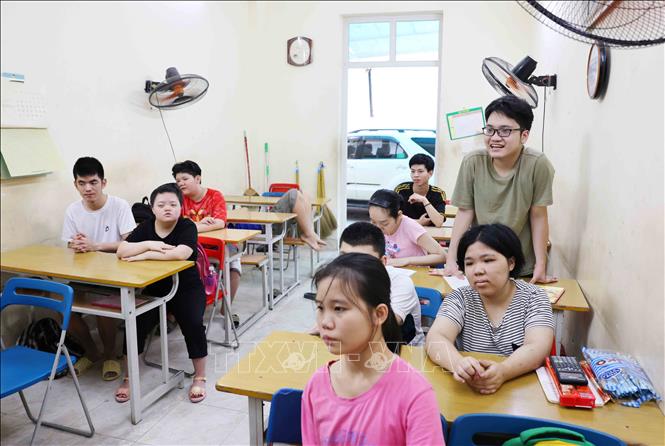 Để các học sinh thiểu năng biết đọc cần một thời gian khá dài. Ảnh: Phương Hoa - TTXVN