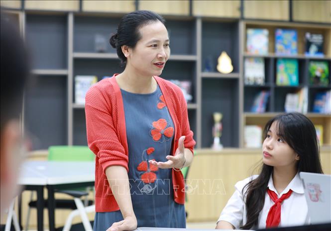 Tiếp tục giữ gìn và phát huy truyền thống Đồng Khánh - Trưng Vương, nhiều năm qua, nhà trường luôn giữ vững thành tích lá cờ đầu của ngành giáo dục Thủ đô, luôn có học sinh đoạt giải cao trong các cuộc thi học sinh giỏi cấp thành phố, quốc gia và quốc tế. Ảnh: Thanh Tùng - TTXVN