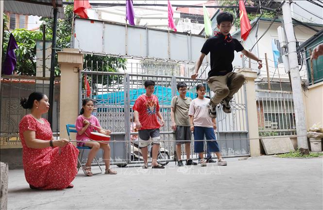 Cô Lê Thị Thoa hướng dẫn các học sinh chơi nhảy dây. Ảnh: Phương Hoa - TTXVN