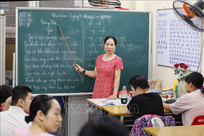 Để các học sinh thiểu năng biết đọc cần một thời gian khá dài. Ảnh: Phương Hoa - TTXVN