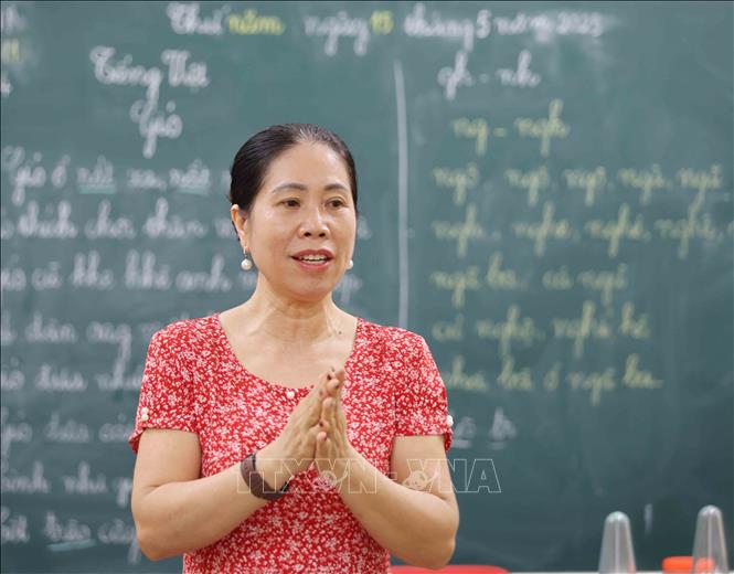 Cô Lê Thị Thoa trong giờ dạy hát cho trẻ em thiểu năng trí tuệ. Ảnh: Phương Hoa - TTXVN