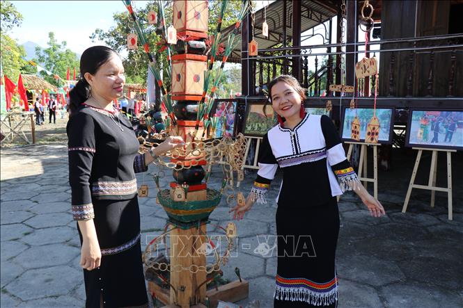 Đồng bào Raglai huyện Bác Ái (Ninh Thuận) hào hứng tham gia Lễ hội. Ảnh: Nguyễn Thành - TTXVN