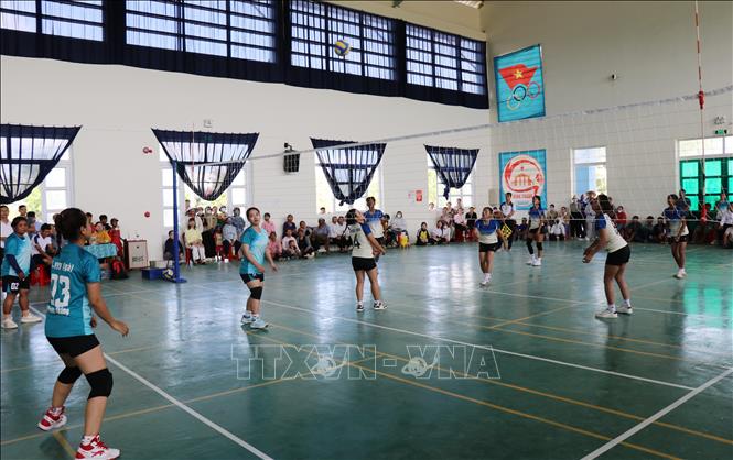 Các đội thi đấu bóng chuyền trong Lễ hội văn hóa Raglai huyện Bác Ái lần thứ III năm 2025. Ảnh: Nguyễn Thành – TTXVN