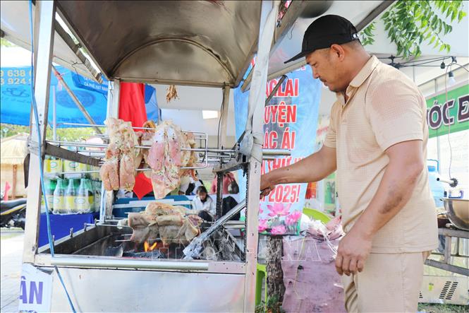 Món ăn lợn đen nướng được chế biến trong Lễ hội. Ảnh: Nguyễn Thành - TTXVN