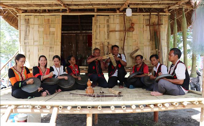 Nghệ nhân đồng bào Raglai (huyện Bác Ái, Ninh Thuận) biểu diễn các loại nhạc cụ truyền thống độc đáo. Ảnh: Nguyễn Thành – TTXVN