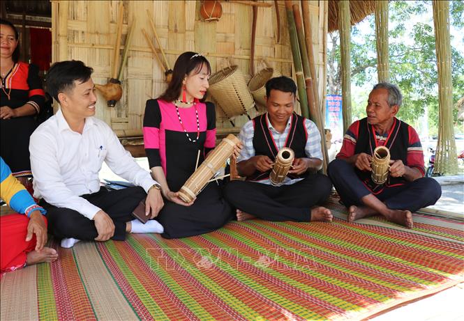 Du khách xem biểu diễn đàn Chapi, một loại nhạc cụ truyền thống độc đáo của đồng bào Raglai (huyện Bác Ái, Ninh Thuận). Ảnh: Nguyễn Thành – TTXVN
