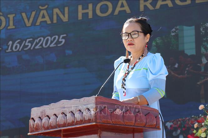 Bà Cấn Thị Hà, Phó Chủ tịch UBND huyện Bác Ái (Ninh Thuận) phát biểu khai mạc Lễ hội. Ảnh: Nguyễn Thành – TTXVN