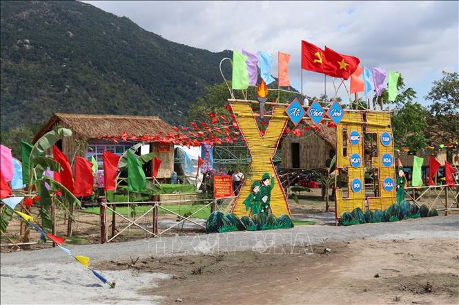 Không gian nhà sàn của các địa phương dựng để tham gia Lễ hội. Ảnh: Nguyễn Thành - TTXVN