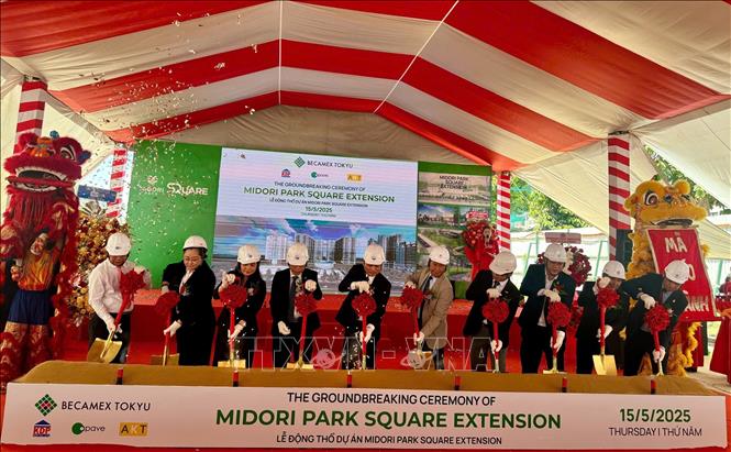 Khởi công mở rộng khu thương mại Midori Park Square quy mô, thúc đẩy phát triển đô thị tại thành phố mới. Ảnh: Huyền Trang-TTXVN 