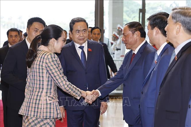 Chủ tịch Quốc hội Trần Thanh Mẫn giới thiệu thành viên đoàn Việt Nam với Thủ tướng Thái Lan Paetongtarn Shinawatra. Ảnh: Doãn Tấn - TTXVN
