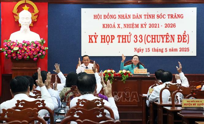 Biểu quyết thông qua nhiều Dự thảo tờ trình tại kỳ họp. Ảnh: Trung Hiếu-TTXVN
