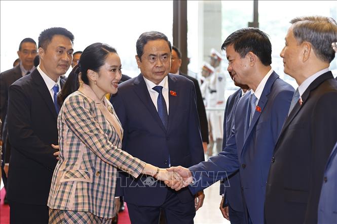 Chủ tịch Quốc hội Trần Thanh Mẫn giới thiệu thành viên đoàn Việt Nam với Thủ tướng Thái Lan Paetongtarn Shinawatra. Ảnh: Doãn Tấn - TTXVN

