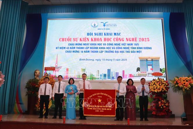 UBND tỉnh Bình Dương trao tặng bức trướng kỷ niệm 45 năm thành lập Sở Khoa học và Công nghệ, ghi nhận những đóng góp to lớn của ngành vào sự phát triển kinh tế - xã hội của địa phương. Ảnh: Huyền Trang TTXVN