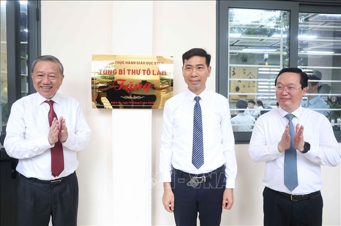 Tổng Bí thư Tô Lâm tặng phòng học STEM cho Trường THPT Kim Liên (Nam Đàn, Nghệ An). Ảnh: Thống Nhất – TTXVN