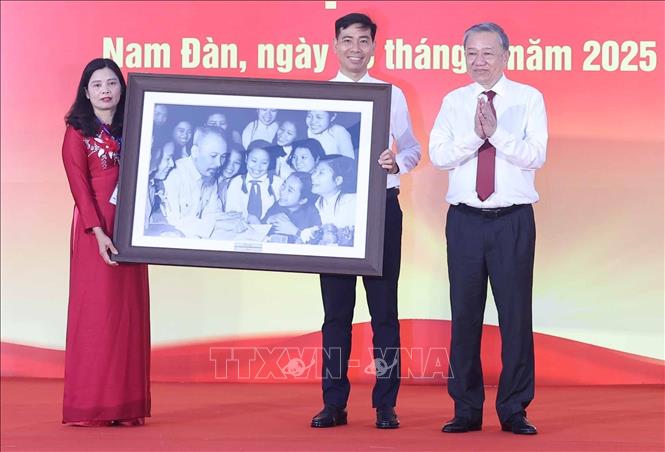Tổng Bí thư Tô Lâm tặng quà cho đại diện Trường THPT Kim Liên. Ảnh: Thống Nhất – TTXVN