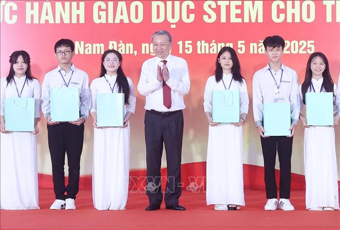 Tổng Bí thư Tô Lâm tặng quà cho các học sinh xuất sắc. Ảnh: Thống Nhất – TTXVN