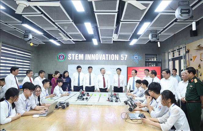 Tổng Bí thư Tô Lâm tặng phòng học STEM cho Trường THPT Kim Liên (Nam Đàn, Nghệ An). Ảnh: Thống Nhất – TTXVN
