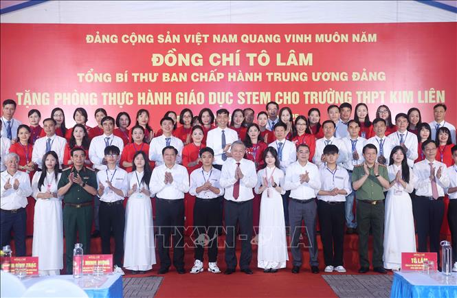 Tổng Bí thư Tô Lâm với thầy trò Trường THPT Kim Liên (Nam Đàn, Nghệ An). Ảnh: Thống Nhất – TTXVN