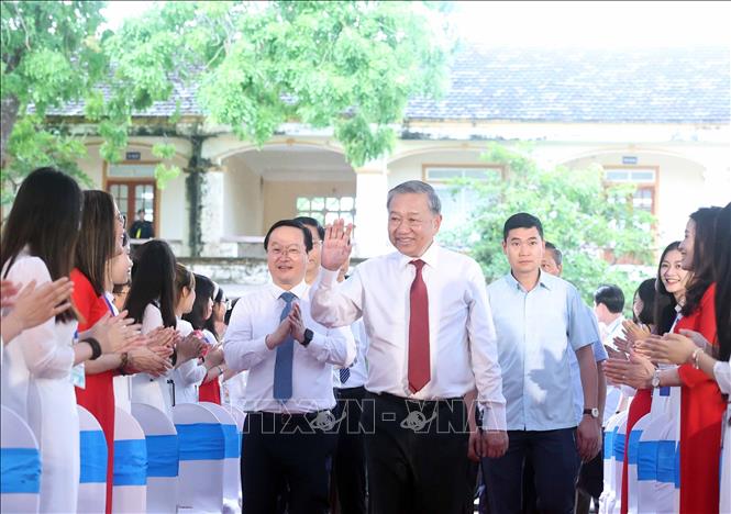 Tổng Bí thư Tô Lâm thăm Trường THPT Kim Liên (Nam Đàn, Nghệ An). Ảnh: Thống Nhất – TTXVN