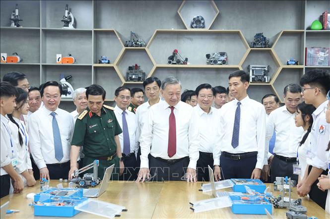 Tổng Bí thư Tô Lâm tặng phòng học STEM cho Trường THPT Kim Liên (Nam Đàn, Nghệ An). Ảnh: Thống Nhất – TTXVN