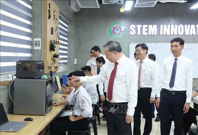 Tổng Bí thư Tô Lâm tặng phòng học STEM cho Trường THPT Kim Liên. Ảnh: Thống Nhất – TTXVN