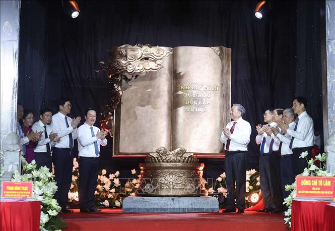 Tổng Bí thư Tô Lâm trao tặng Đảng bộ, chính quyền và nhân dân tỉnh Nghệ An tác phẩm điêu khắc ánh sáng “Việt Nam - những trang sử vàng”. Ảnh: Thống Nhất – TTXVN