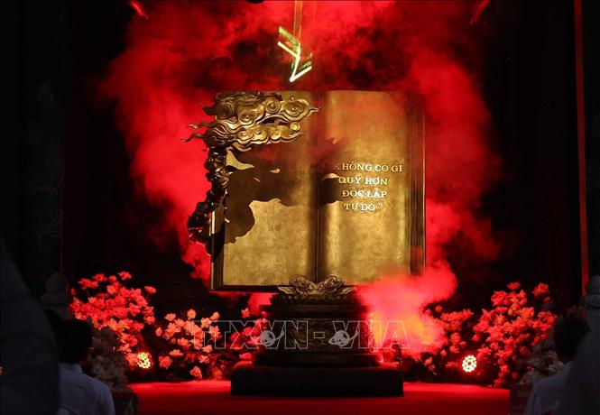 Tác phẩm điêu khắc ánh sáng “Việt Nam - những trang sử vàng” ”của Tổng Bí thư Tô Lâm trao tặng Đảng bộ, chính quyền và nhân dân tỉnh Nghệ An. Ảnh: Thống Nhất – TTXVN