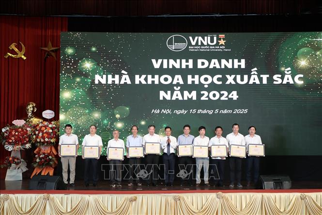 Trao Bằng khen của Giám đốc Đại học Quốc gia Hà Nội cho các nhà khoa học xuất sắc năm 2024. Ảnh: TTXVN phát