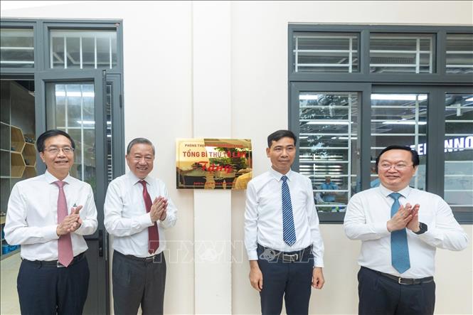 Tổng Bí thư Tô Lâm tặng phòng học STEM cho Trường THPT Kim Liên. Ảnh: Thống Nhất – TTXVN