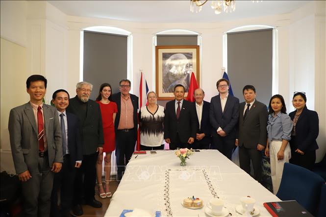 Cán bộ, đảng viên Đại sứ quán và các cơ quan đại diện chụp ảnh lưu niệm với lãnh đạo các đảng Cộng sản Anh. Ảnh: Phong Hà-PV TTXVN tại Anh