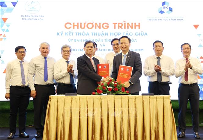 Hai bên ký kết thỏa thuận hợp tác. Ảnh: Tiên Minh - TTXVN