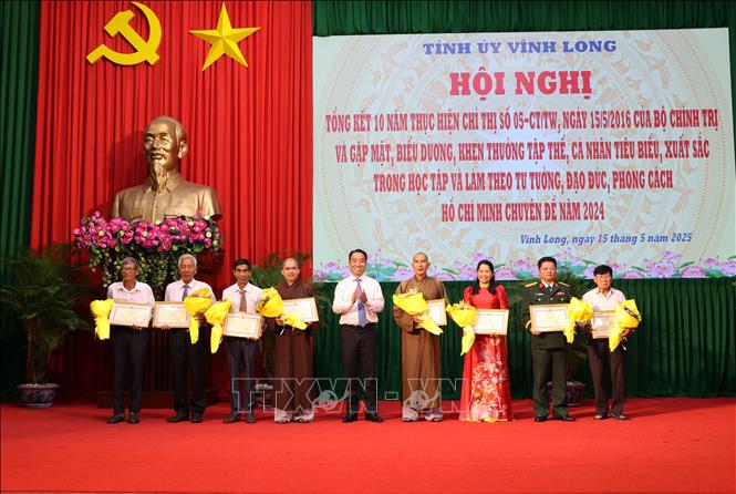 Chủ tịch UBND tỉnh Vĩnh Long Lữ Quang Ngời trao Bằng khen cho các cá nhân có thành tích tiêu biểu, xuất sắc trong 10 năm thực hiện Chỉ thị số 05-CT/TW của Bộ Chính trị. Ảnh: Phạm Minh Tuấn-TTXVN.