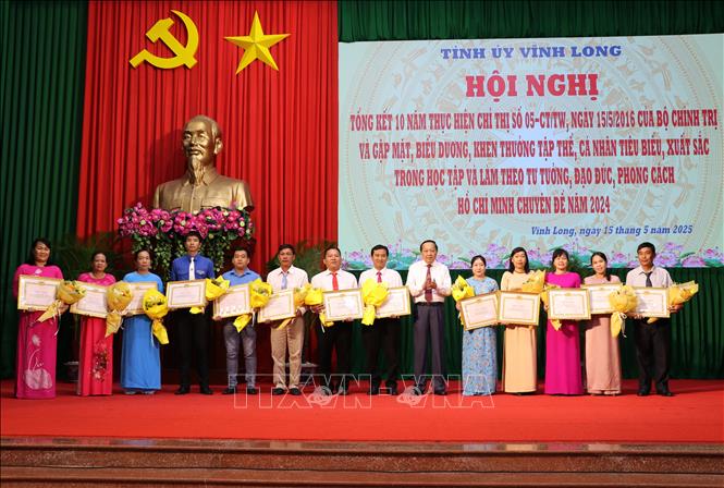 Biểu dương, khen thưởng các tập thể có thành tích xuất sắc trong học tập và làm theo tư tưởng, đạo đức, phong cách Hồ Chí Minh chuyên đề năm 2024. Ảnh: Phạm Minh Tuấn-TTXVN.